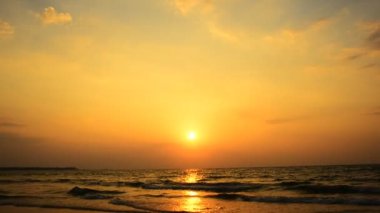 akşam sahilde dalgalar