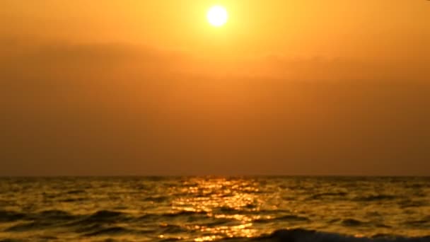 Vågor på stranden på kvällen — Stockvideo