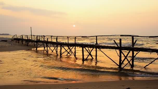 Puente y puesta de sol en la playa — Vídeo de stock