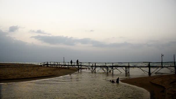 Міст і захід сонця на пляжі — стокове відео