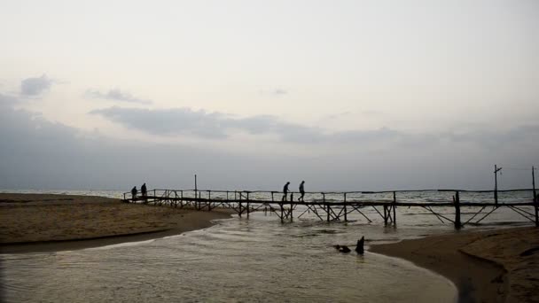Pont et coucher de soleil à la plage 