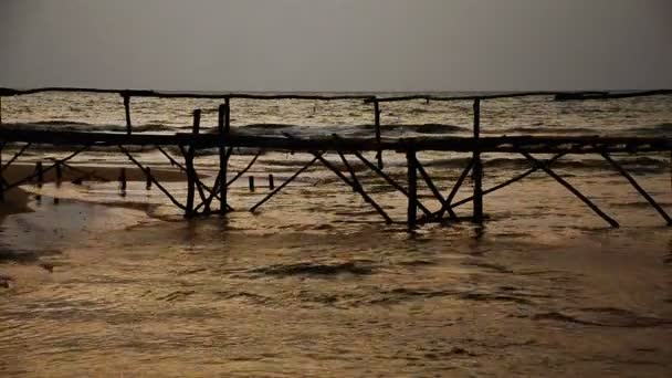 Ponte e tramonto in spiaggia — Video Stock