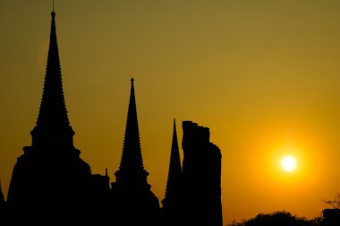 stupa buddha ve gün batımı
