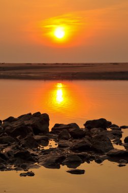 Deniz taşları ve günbatımı