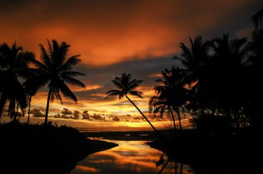 Akşamları kumsalda gün batımı.