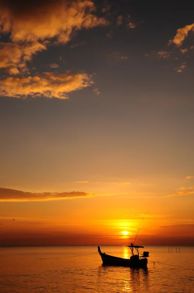 Barco na praia e pôr do sol — Fotografia de Stock