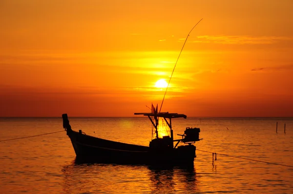 Boat at beach and sunset — Stock Photo, Image