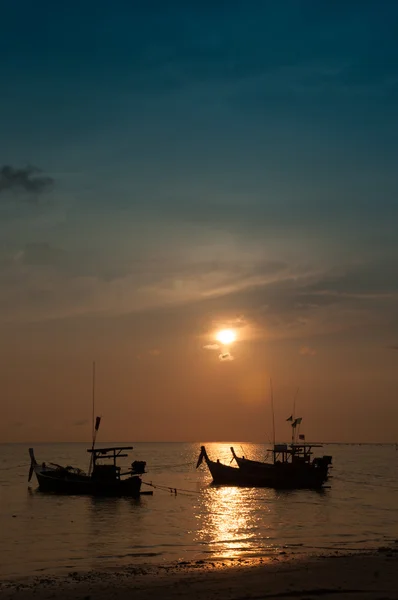 Barco na praia e pôr do sol — Fotografia de Stock