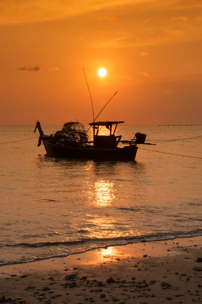 Barco de pesca y puesta de sol — Foto de Stock