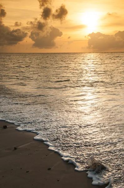 Sunset at the beach in the evening. — Stock Photo, Image