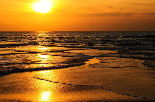 傍晚时分，海滩上的落日. — 图库照片