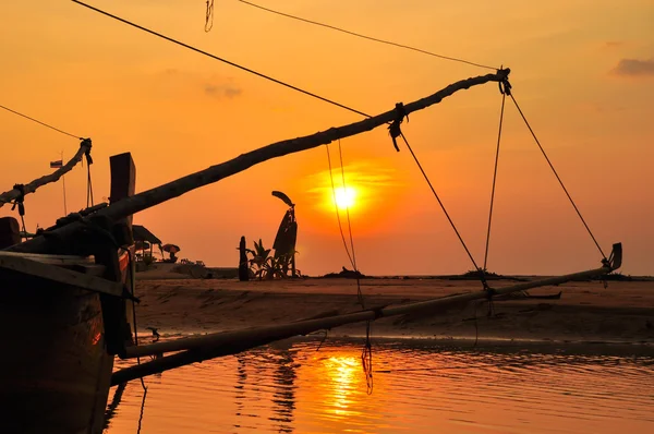 Zonsondergang aan het strand in de avond. — Stockfoto