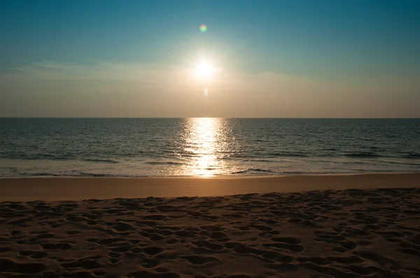 Łódź na plaży i słońca Zdjęcia Stockowe bez tantiem