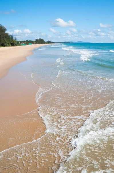 Spiaggia di sabbia e cielo blu — Foto Stock