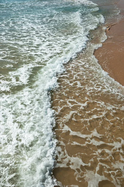 Хвиля моря на піщаному пляжі — стокове фото