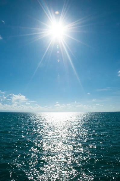 Сонячний промінь у морі — стокове фото