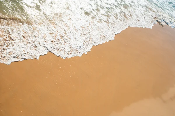 Хвиля на піщаному пляжі — стокове фото