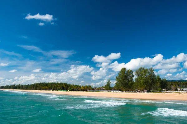 Zandstrand en blauwe lucht Rechtenvrije Stockfoto's