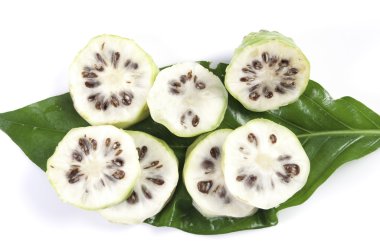 Noni beyaz zemin üzerine