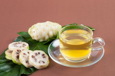 Morinda citrifolia veya noni yeşil yaprak üzerinde