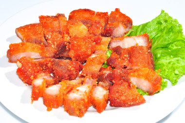 Kızarmış domuz eti ve taze sebze