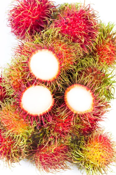 Frutto di Rambutan con guscio rosso su sfondo bianco — Foto Stock