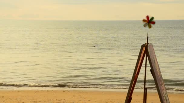 Vindkraftverk på stranden — Stockvideo