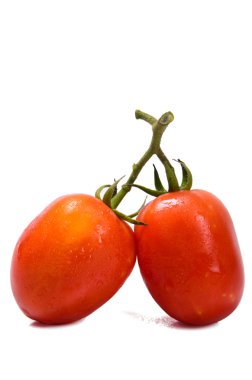 Demet taze domates suyu ile düşer. Beyaz arkasında izole