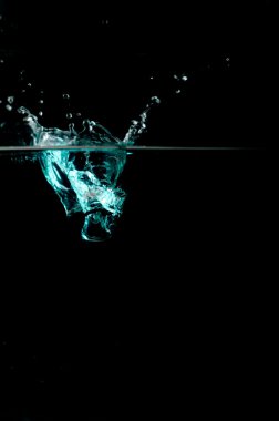 Siyah arkaplanda su sıçraması 