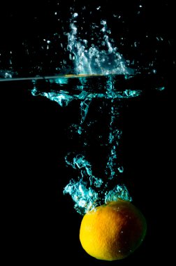 splash siyah arka plan üzerine limon su 
