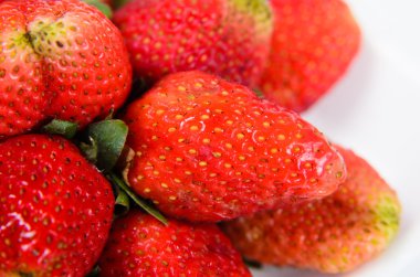 Beyaz arka plan üzerinde çilek 