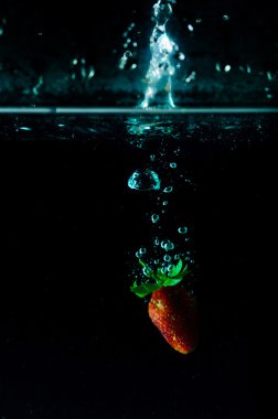 siyah arka plan üzerine çilek su sıçrama 