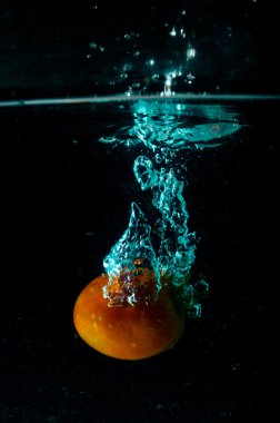 siyah arka plan üzerine domates su sıçrama 