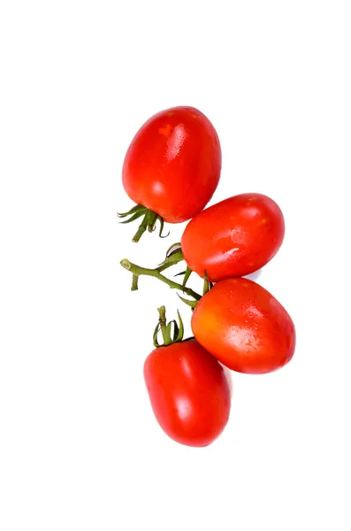 Bos van verse tomaten met water druppels. geïsoleerd op witte achterzijde — Stockfoto