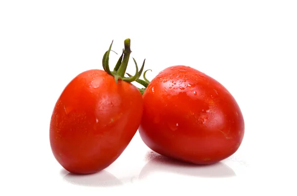 Um monte de tomates frescos com gotas de água. Isolado na parte traseira branca — Fotografia de Stock