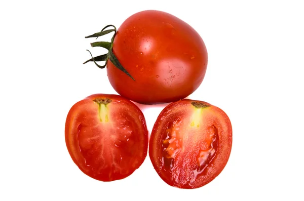 Pęczek świeżych pomidorów z wody spada. na białym tle na tył biały — Zdjęcie stockowe