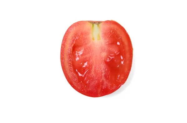 Куча свежих помидоров с капельками воды. Изолированный на белой спине — стоковое фото