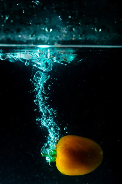 Tomaat water splash op zwarte achtergrond — Stockfoto