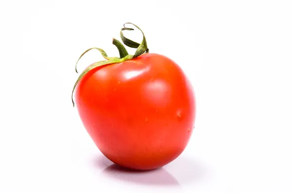 Pęczek świeżych pomidorów z wody spada. na białym tle na tył biały — Zdjęcie stockowe