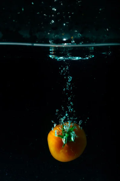 Acqua di pomodoro spruzzata su sfondo nero — Foto Stock