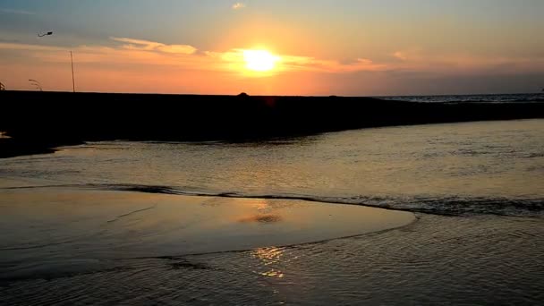 Захід сонця на пляжі ввечері — стокове відео
