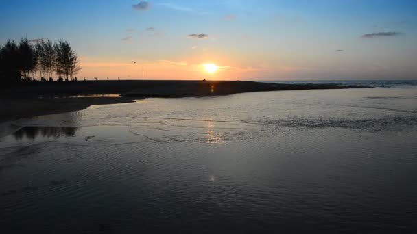 傍晚时分，海滩上的落日 — 图库视频影像