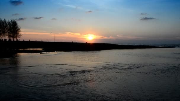 Coucher de soleil sur la plage le soir — Video