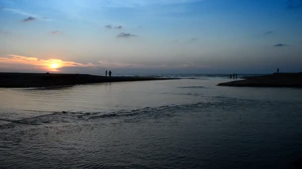 傍晚时分，海滩上的落日 — 图库视频影像