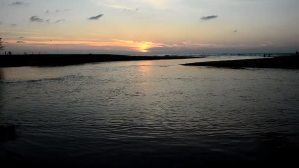 Pôr do sol na praia à noite — Vídeo de Stock