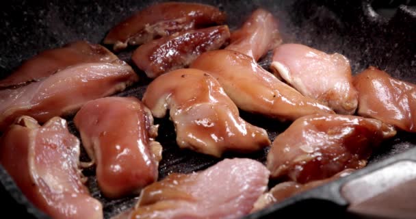 Memanggang Dada Ayam Dan Membalik — Stok Video