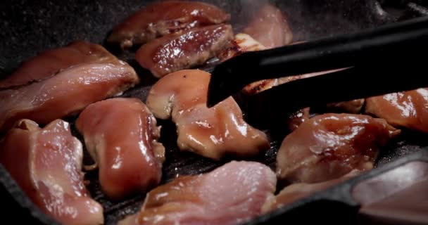 鶏の胸肉を焼いてひっくり返して — ストック動画