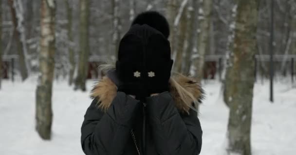 Žena Zimním Klobouku Usměje Zakryje Obličej Oči Rukavicemi Zimní Nálady — Stock video