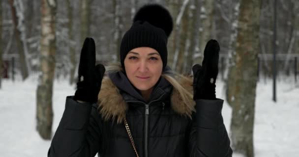 Una Mujer Con Sombrero Invierno Sonríe Cubre Cara Los Ojos — Vídeos de Stock