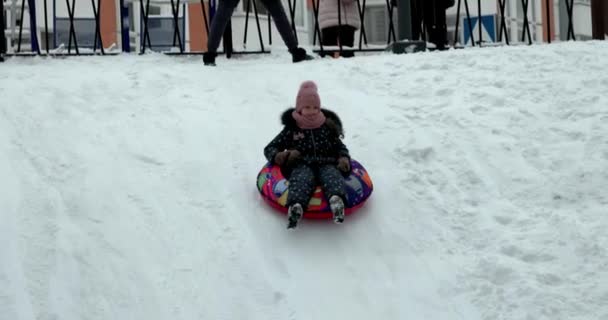 Παιδικές Διαφάνειες Στο Χιόνι Κορίτσι Γλιστράει Από Λόφο Χιόνι Σωλήνες — Αρχείο Βίντεο